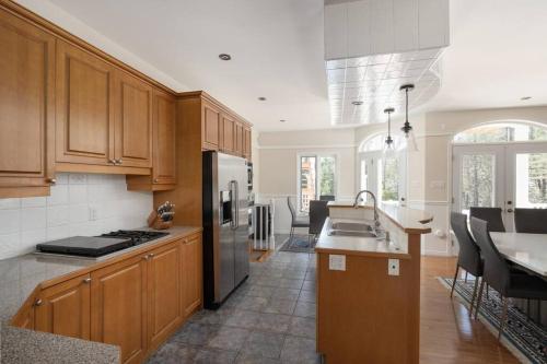 A kitchen or kitchenette at Majestic Retreat in the Laurentians