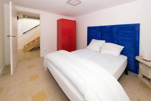 - une chambre avec 2 lits et une armoire rouge et bleue dans l'établissement Pyla, secteur Haïtza, charmante maison 4 chambres et jardin privé, à La Teste-de-Buch