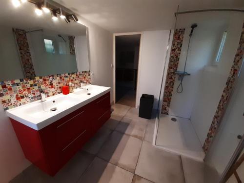 une salle de bain avec deux lavabos et une douche dans l'établissement Pyla, secteur Haïtza, charmante maison 4 chambres et jardin privé, à La Teste-de-Buch
