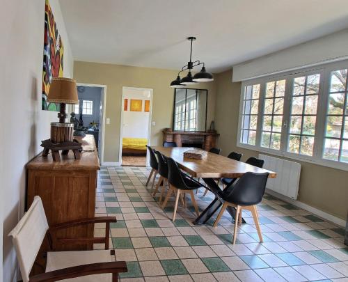 une salle à manger avec une table et des chaises dans l'établissement Pyla, secteur Haïtza, charmante maison 4 chambres et jardin privé, à La Teste-de-Buch