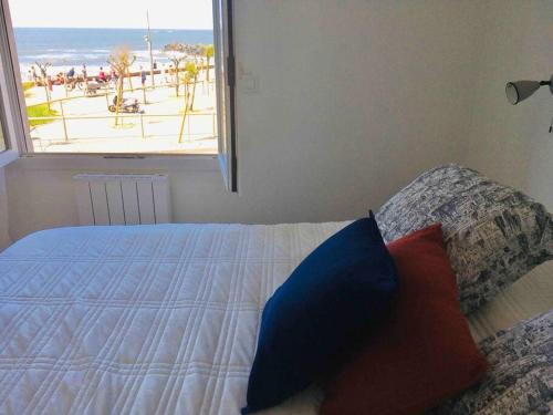 une chambre avec un lit avec vue sur la plage dans l'établissement T3 VUE MER A 20 mètres de la PLAGE ANGLET BIARRITZ, à Anglet
