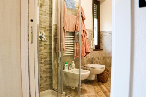 ein Bad mit einem WC, einem Waschbecken und einer Dusche in der Unterkunft Casa Salvia in Garda
