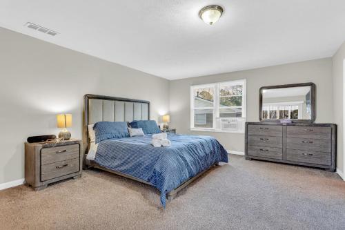 a bedroom with a bed and two dressers and a mirror at Cornell Comfort in Atlanta
