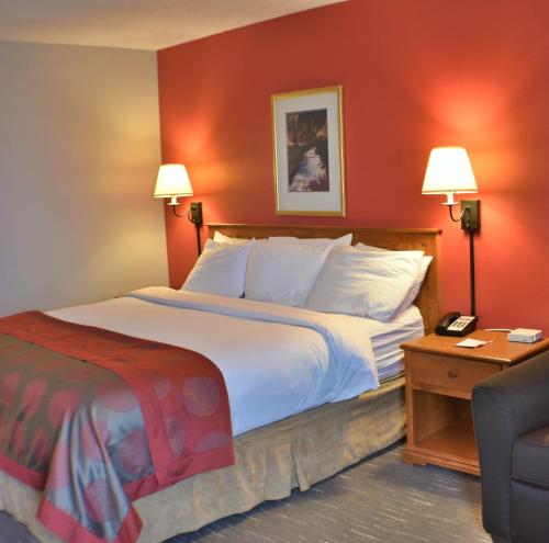 Кровать или кровати в номере Ramada by Wyndham Sioux Falls Airport - Waterpark Resort & Event Center