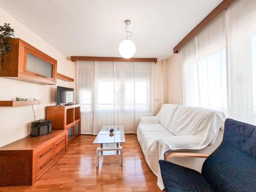 un soggiorno con divano e tavolo di Apartamento Acogedor en Avenida Juan Carlos 1º a Murcia