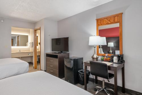 Кровать или кровати в номере Ramada by Wyndham Sioux Falls Airport - Waterpark Resort & Event Center