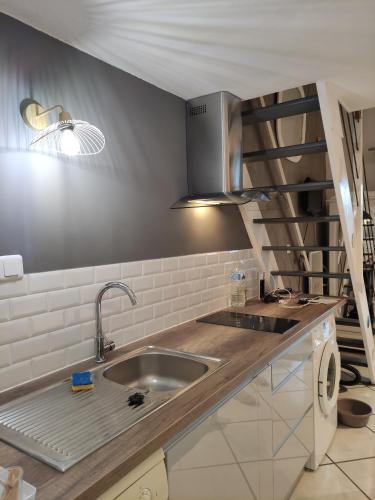 une cuisine avec un évier et un plan de travail en bois dans l'établissement bord de mer, à Cavalaire-sur-Mer