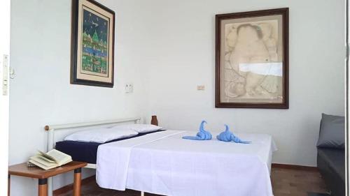een slaapkamer met een bed en een foto aan de muur bij Casa La Felisa hospedaje campestre Pandi cundinamarca in Pandi