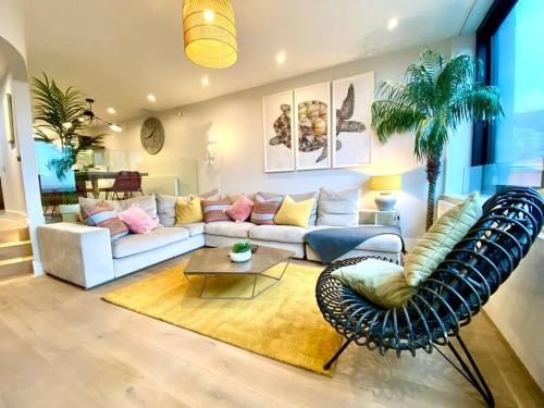 Incredible Seaview Modern 3 Bedroom House! - Next to the Beach - Great Location - Fast WiFi - Smart TV - sleeps up to 6! Close to Purbeck, Corfe Castle, Sandbanks, Poole & Bournemouth