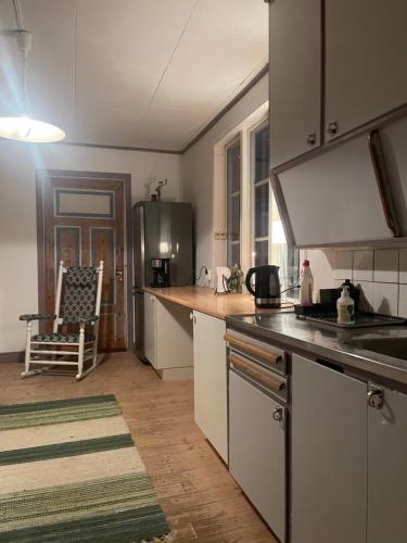 - une cuisine avec un évier et un comptoir dans l'établissement Holiday house in Huskvarna, à Huskvarna