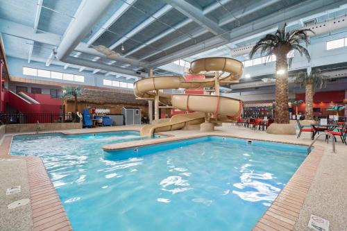 Бассейн в Ramada by Wyndham Sioux Falls Airport - Waterpark Resort & Event Center или поблизости