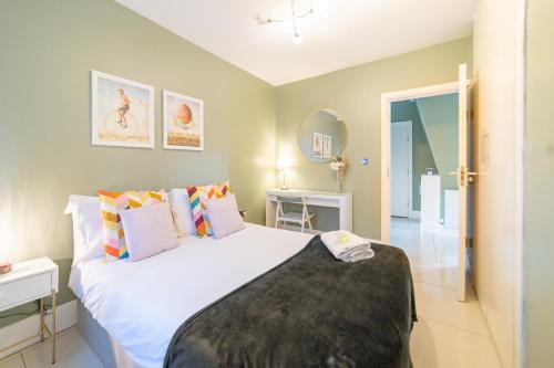 1 dormitorio con 1 cama blanca grande en una habitación en (Kensington-Olympia-Museums ) Apartment Central London, en Londres