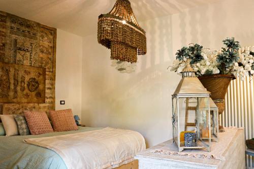 Schlafzimmer mit einem Bett und einem Kronleuchter in der Unterkunft Casa Salvia in Garda