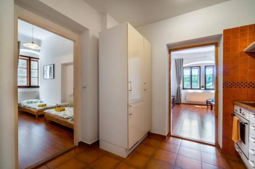 um quarto com uma cozinha e uma sala de estar em Starý farhof em Kutná Hora