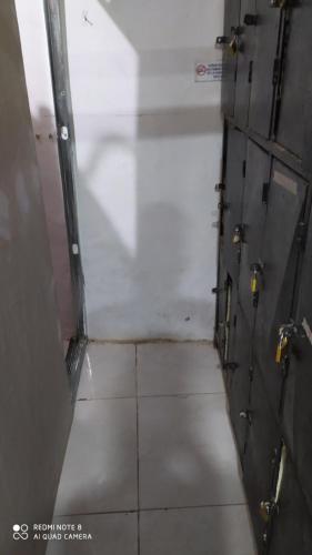 Habitación vacía con puerta y suelo de baldosa en Hostal #10-33 en Cartagena de Indias