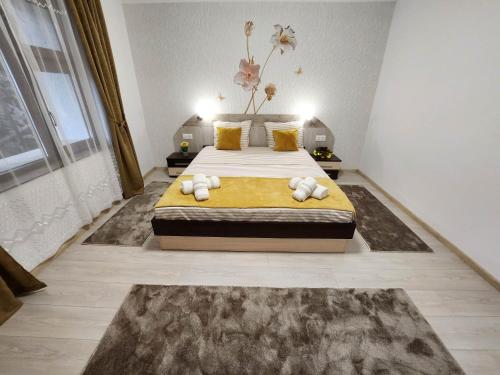 um quarto com uma cama grande e toalhas em Апартамент за гости Криси гр. Девин em Devin