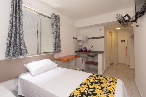 a small room with a bed and a kitchen at Apto Bela Vista São Paulo in Sao Paulo