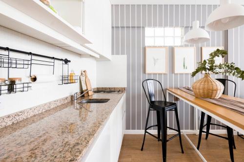 cocina con encimera, mesa y sillas en Top Rentals Palermo Chico en Buenos Aires