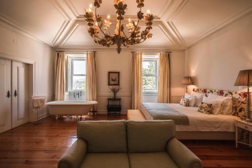 Кровать или кровати в номере Hotel Casa Palmela - Small Luxury Hotels of The World, Hotel & Villas