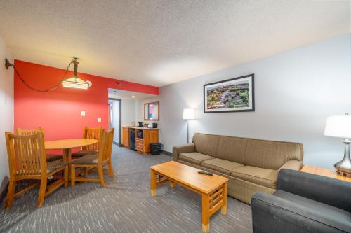 Гостиная зона в Ramada by Wyndham Sioux Falls Airport - Waterpark Resort & Event Center