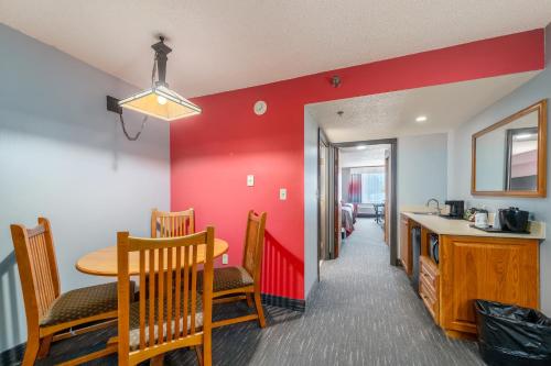 Кухня или мини-кухня в Ramada by Wyndham Sioux Falls Airport - Waterpark Resort & Event Center
