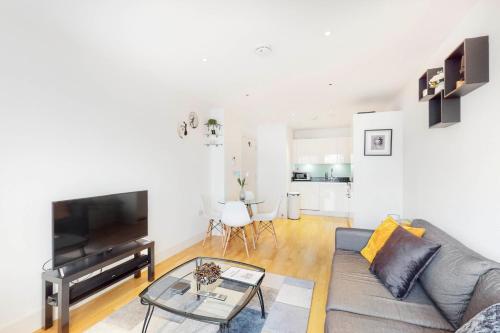 a living room with a couch and a table at Lovely 1 bed apartment in Streatham in London