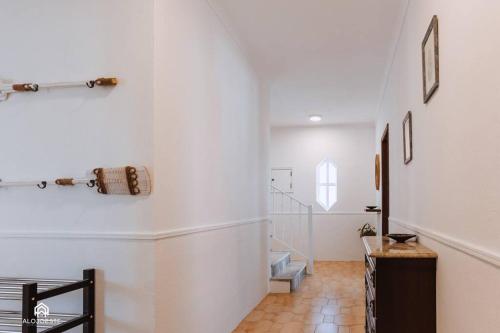 einen Flur mit weißen Wänden und Treppen in einem Haus in der Unterkunft Puerto Raval - 5 Bedrooms - BBQ & Garden in Santa Cruz