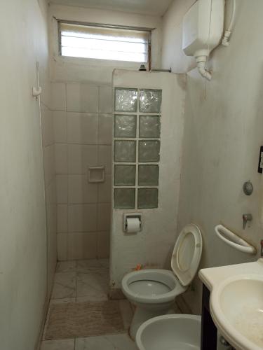 ein Bad mit einem WC und einem Waschbecken in der Unterkunft Casa Morales-Garcia in Campana