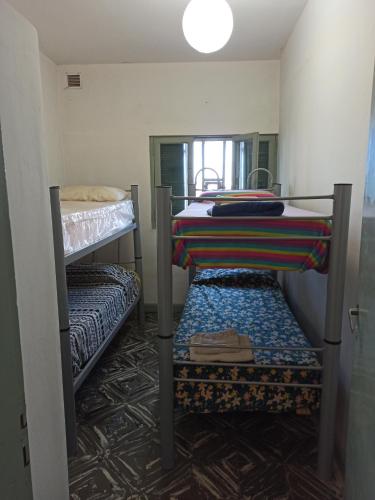 2 Etagenbetten in einem Zimmer mit Spiegel in der Unterkunft Casa Morales-Garcia in Campana