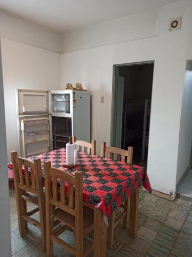 eine Küche mit einem Tisch und Stühlen sowie einem Kühlschrank in der Unterkunft Casa Morales-Garcia in Campana