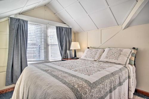 - une chambre avec un grand lit et une fenêtre dans l'établissement Pet-Friendly Hyannis Home with Stream Views!, à Hyannis