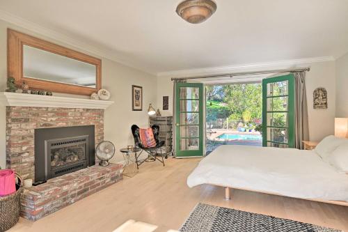 een woonkamer met een open haard en een bed bij Novato Getaway Pool, Hot Tub, Near SF Bay! in Novato