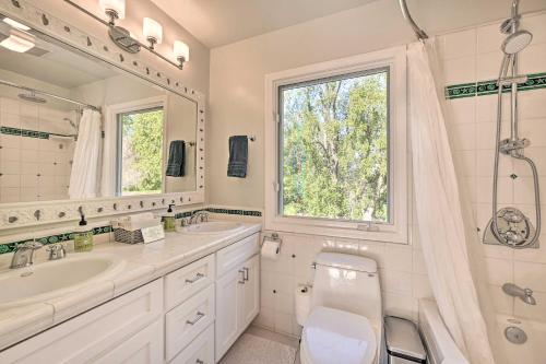 ein Badezimmer mit Waschbecken und Toilette und einem Fenster in der Unterkunft Novato Getaway Pool, Hot Tub, Near SF Bay! in Novato
