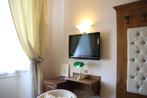 a television is on in the corner of a room at Hotel Le Due Fontane in Florence