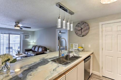 uma cozinha com um lavatório e um grande relógio na parede em Lead Vacation Rental about 17 Mi to Sturgis em Lead