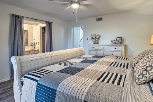 Кровать или кровати в номере Savannah Townhome with Deck - 15 Mi to Beach!