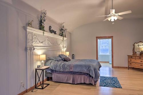 um quarto com uma cama e uma ventoinha de tecto em Pet-Friendly Upstate New York Vacation Rental em Rushville
