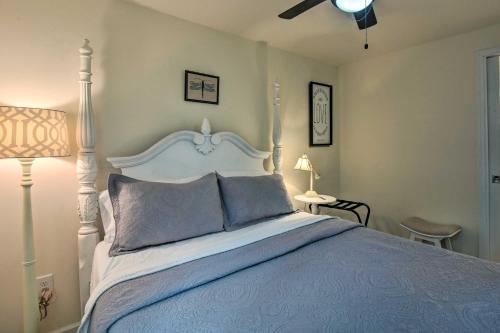 une chambre avec un grand lit avec une couette bleue dans l'établissement Cozy Demorest Cottage with Private Fishing Lake, à Demorest