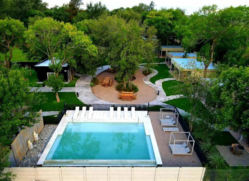 una vista aérea de una piscina en un patio en Monte Aromas en Roldán