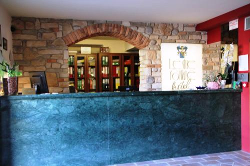 佛羅倫斯的住宿－都方泰酒店，一间位于餐厅内的酒吧,餐厅设有石墙