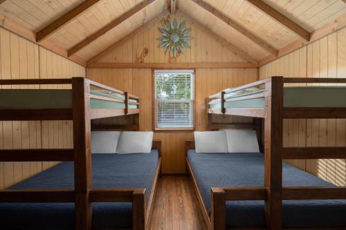 a room with two bunk beds in a cabin at Sun Outdoors Moab Downtown in Moab