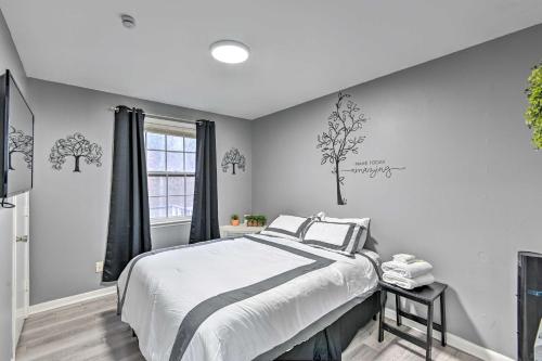 アンティオークにあるModern Nashville Home about 10 Mi to Music Rowのベッドルーム1室(木の壁にベッド1台付)