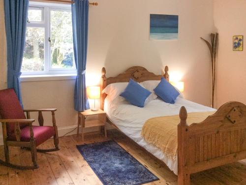 Säng eller sängar i ett rum på Druimbhan, 1 Railway Cottage,