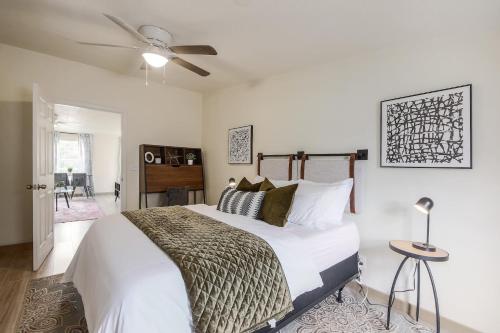um quarto com uma cama grande e uma ventoinha de tecto em Magnolia on Lake Travis area em Austin