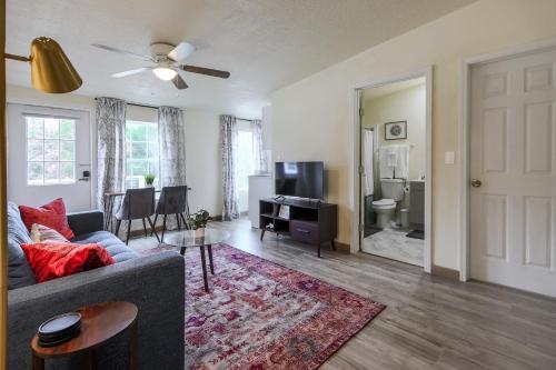 uma sala de estar com um sofá e uma televisão em Magnolia on Lake Travis area em Austin