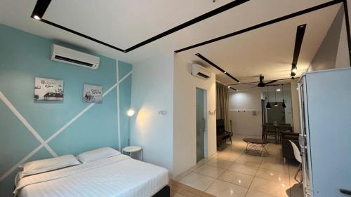ITCC Manhattan Suites by PRIME في Penampang: غرفة نوم بسرير وغرفة مع طاولة