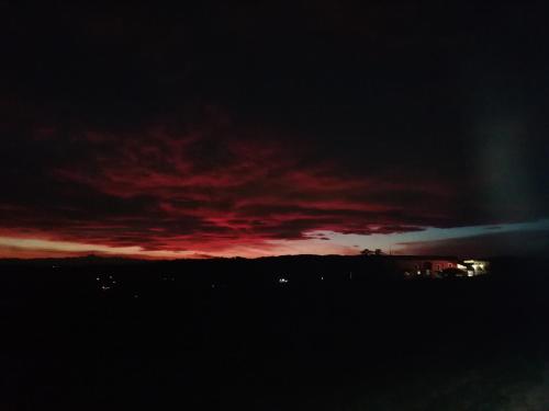 un ciel rouge la nuit avec un rouge dans l'établissement La Bella Vite, à Moncalvo