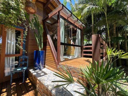 un porche de una casa con plantas delante de ella en Cabana Toca Verde - Conheça a Serra do Rio do Rastro, en Orleans