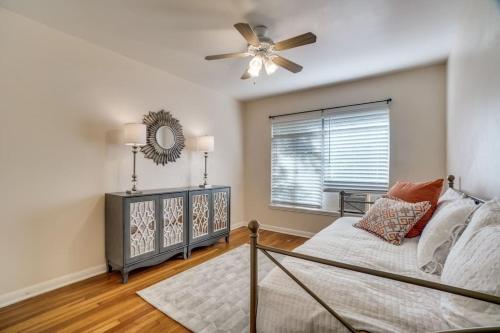 uma sala de estar com uma ventoinha de tecto e um sofá em Blissful Stay in Alamo Heights em San Antonio
