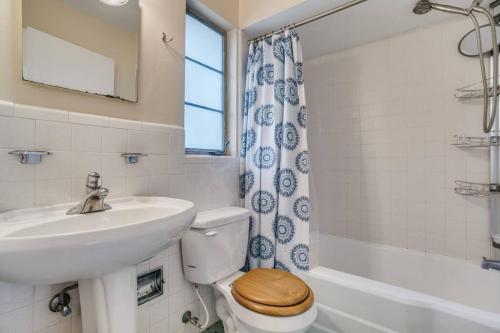 een badkamer met een wastafel, een toilet en een bad bij Blissful Stay in Alamo Heights in San Antonio